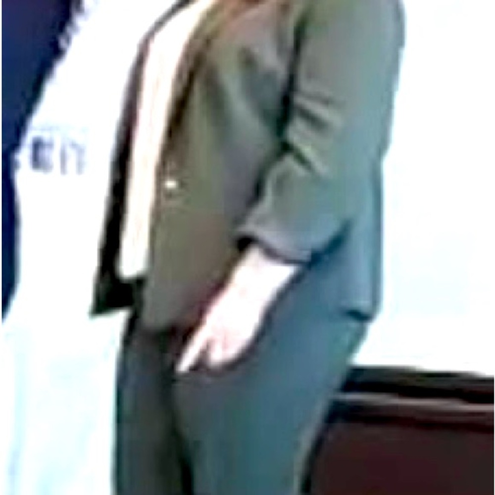 Hermoso traje para ti cómodo elegante muy cuidado solo una vez en uso
